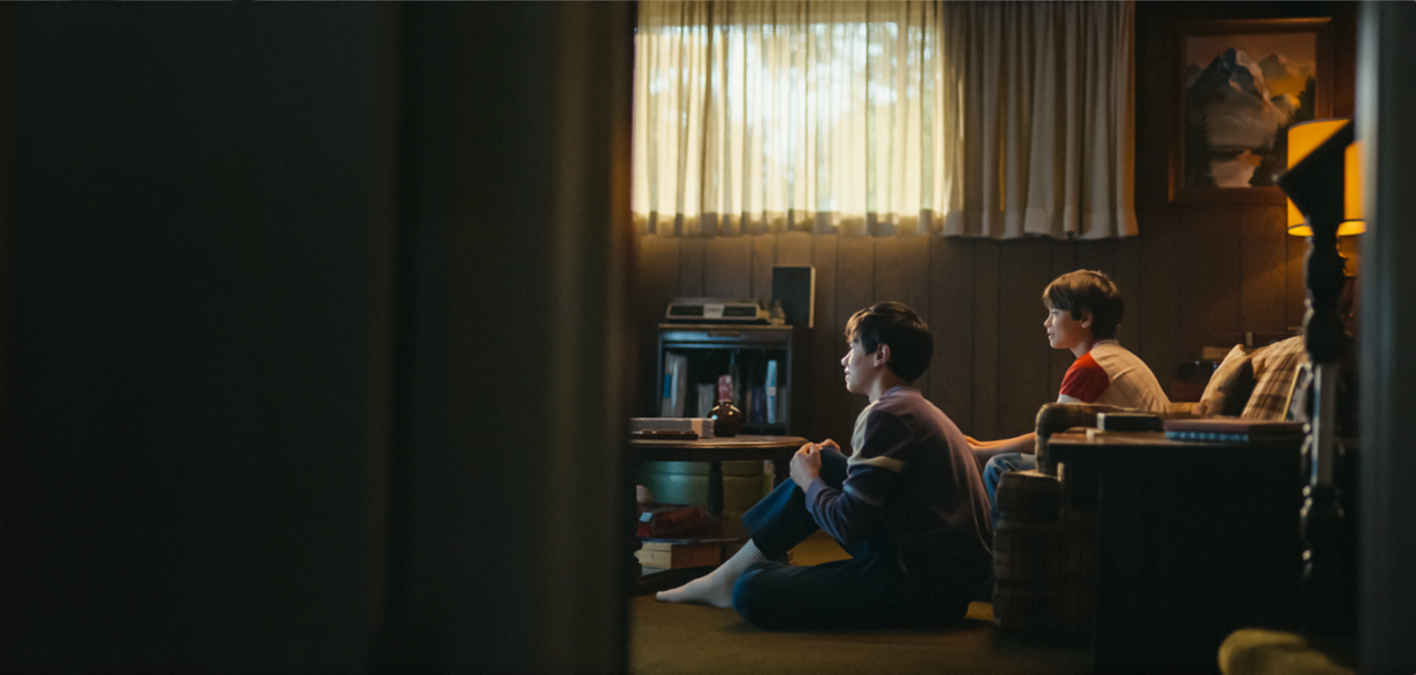 Двамата млади братя МакКийвър, гледат телевизия у дома в хола си.
