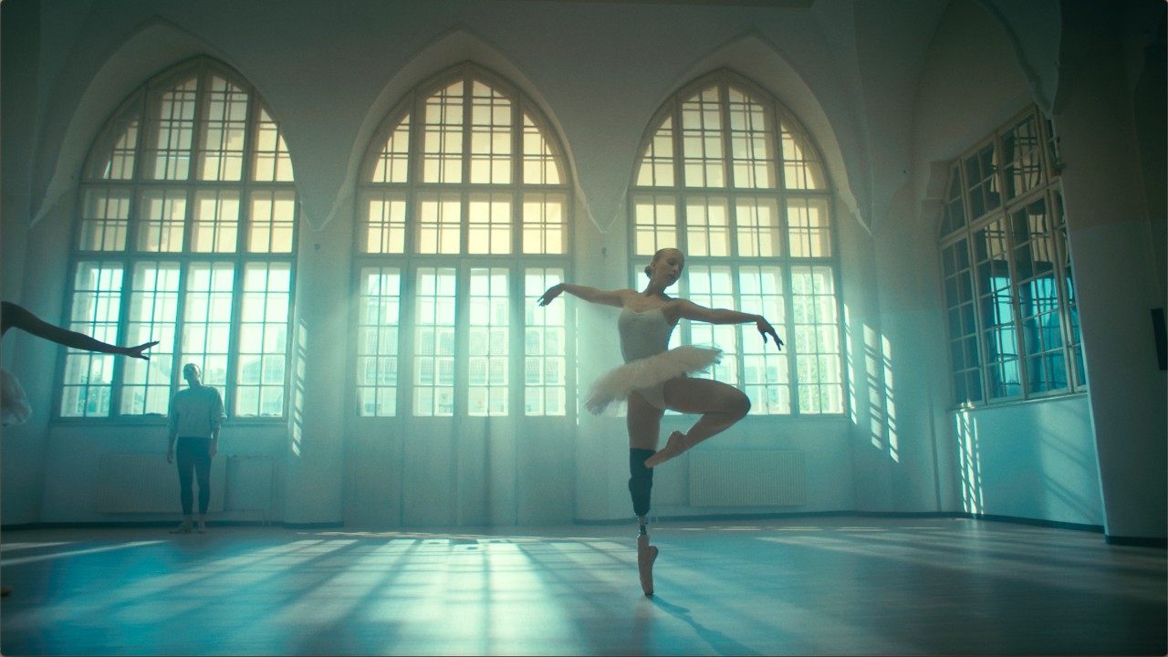 Балерина с протезиран крак упражняваща се в таванско студио 