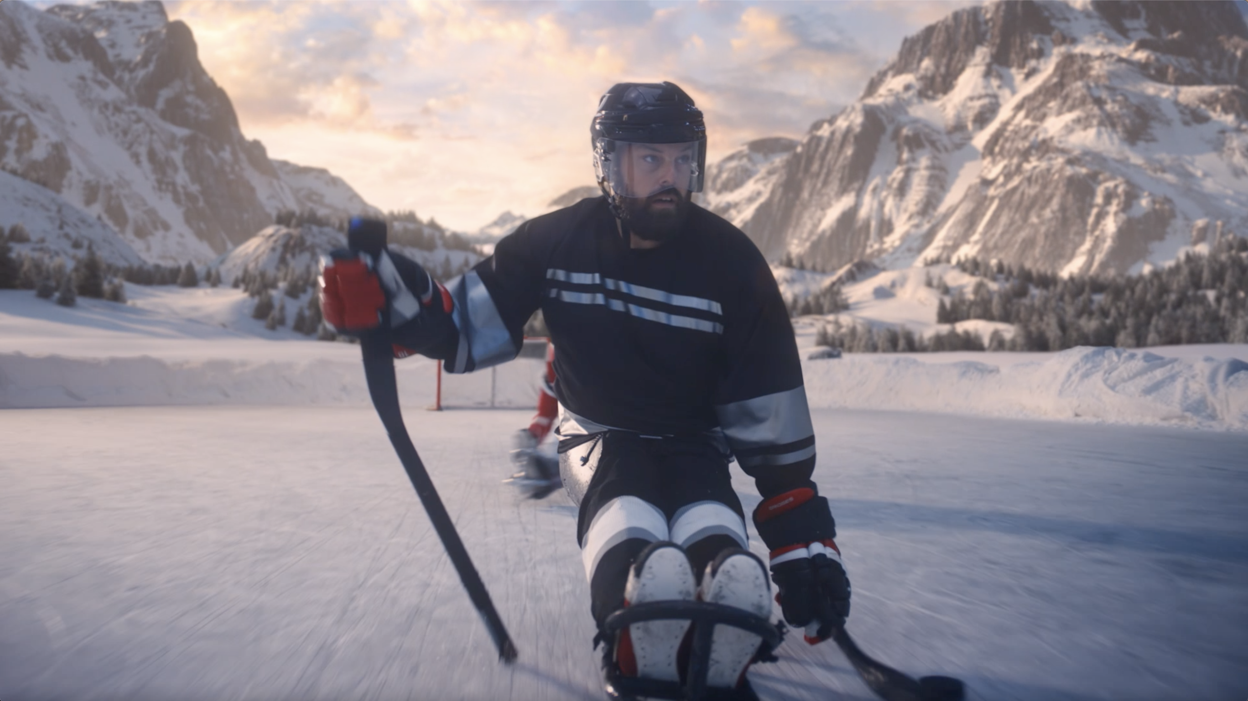 Параолимпийски състезател по хокей се състезава яростно по леда със стик в ръка, с червена хокейна врата и заснежени планини на заден план.