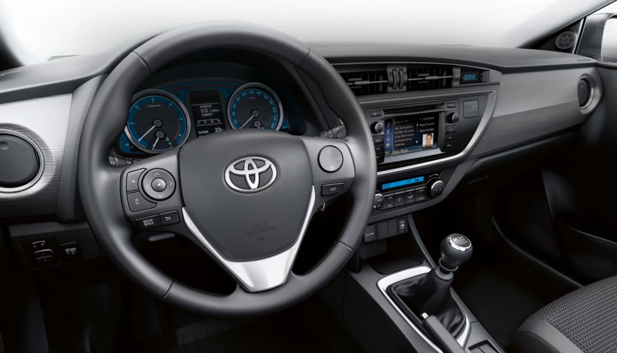 приближен изглед на волана и скоростния лост на Toyota автомобил