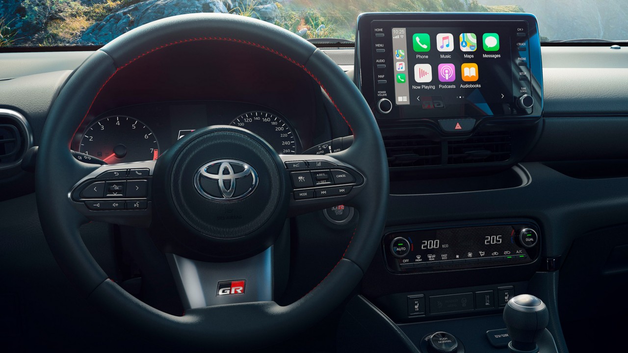 Toyota GR  на волана и мултимедиен екран