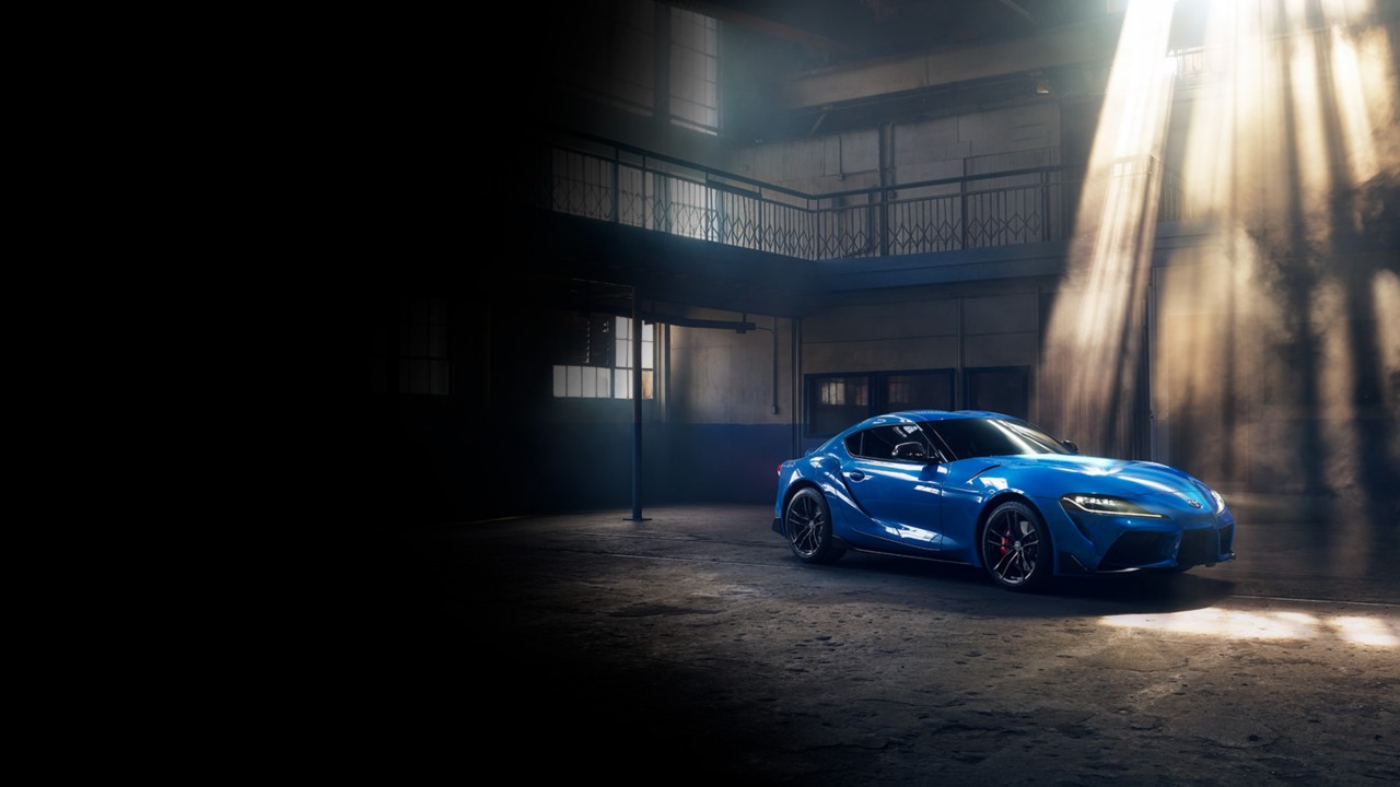 Синя Toyota Supra паркирана в гараж