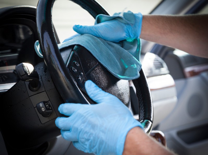 Wipe cleaning car steering wheel